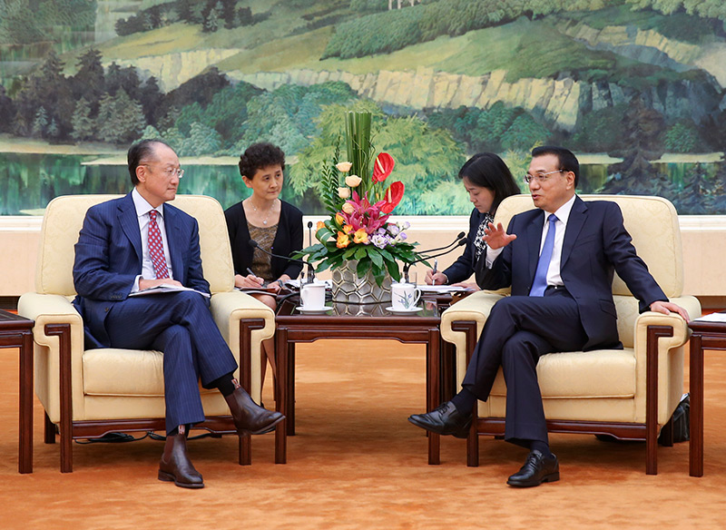 7月16日下午,中国国务院总理李克强在北京人民大会堂会见世界银行行长金墉。中新社发 刘震 摄