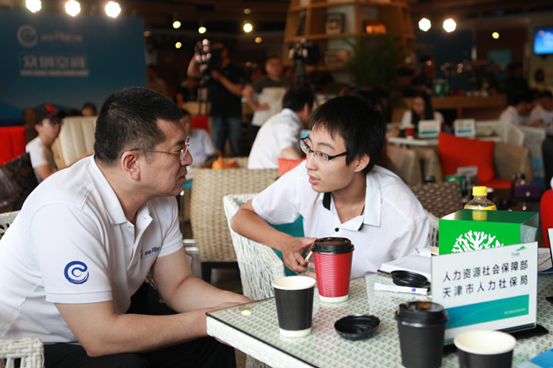 图为人力资源和社会保障部与现场创客互动。中国政府网记者 马娟 摄
