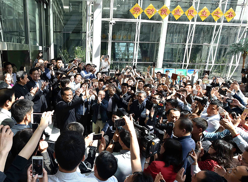 2016年5月6日，李克强考察人力资源社会保障部。总理说，就业是民生之本，怎么强调都不过分。稳增长根本是为了保就业，有就业才有收入，有收入才有好生活，才能让人们发挥聪明才智，才能使家庭更加稳定和谐。他强调，增进民生福祉是政府各项工作的根本，而增加就业岗位是保障民生的根本。（资料图） 